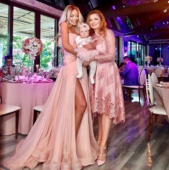 Bianca Drăguşanu a scos la vânzare rochiile purtate la botezul fiicei sale