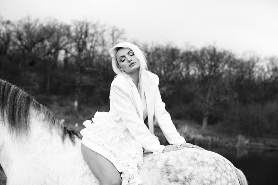 Alexandra Stan, filmată goală în cadă în timp ce cântă o manea celebră! Înregistrarea a devenit virală