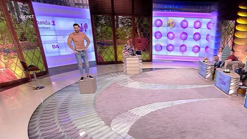 Striptease în timpul emisiunii Mirelei Vaida! Asistentul ei şi-a dat jos hainele şi a făcut show