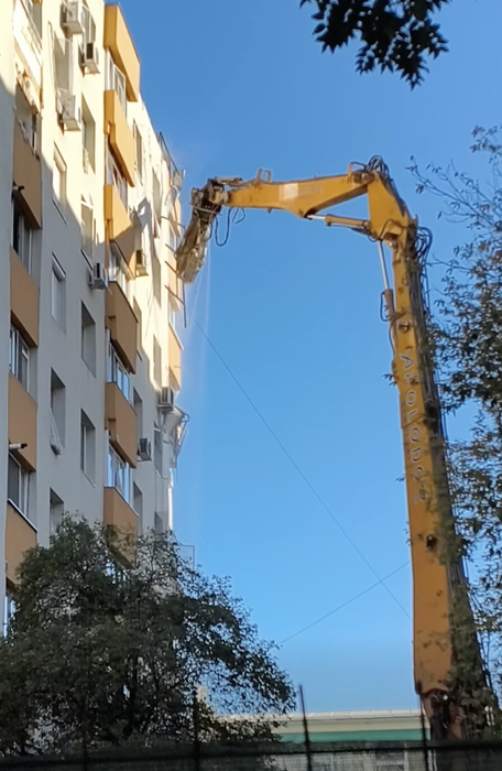 A început demolarea blocului afectat de explozia din Rahova. Primele imagini + planul autorităților