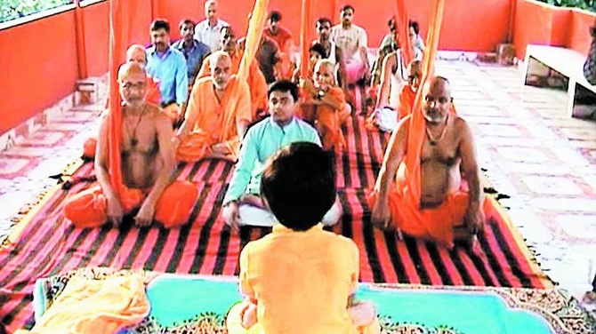E profesoara de yoga la doar sase ani