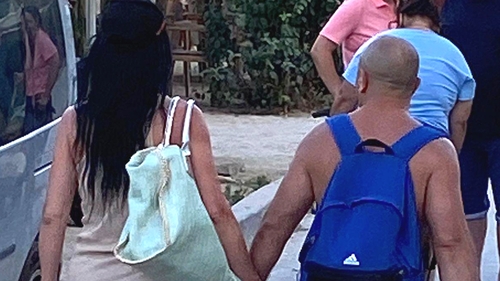 Jos textila! Ireal cum a apărut îmbrăcată (vorba vine) această turistă, pe o stradă din Vama Veche