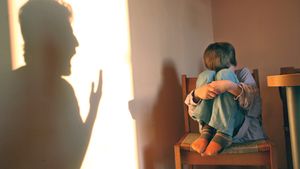 Poveste incredibilă! Un tată din București care își abuza fiul minor a fost descoperit de FBI! Cum s-a întâmplat totul