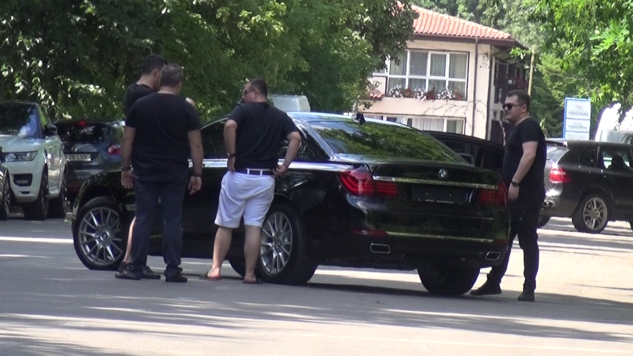 „Bozo“ şi fratele său au făcut fotografii unui BMW, nu înainte de a-i scoate numerele de înmatriculare