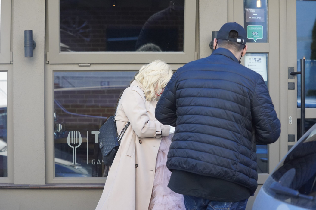 Ana Morodan a apărut pe stradă într-o extravagantă rochie roz, cu multe volane