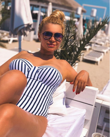 Oana Tomoiaga în costum de baie