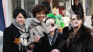 Banii stransi vor fi donati de copii sinistratilor! Cristiana Copos si Mihaela Geoana au cumparat martisoare de la elevii liceului "Jean Monnet"
