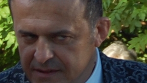 S-a ales praful! Fostul sot al lui Teo a tras toate obloanele, si-a luat bilet de avion si a fugit cu buzunarele goale in Franta!