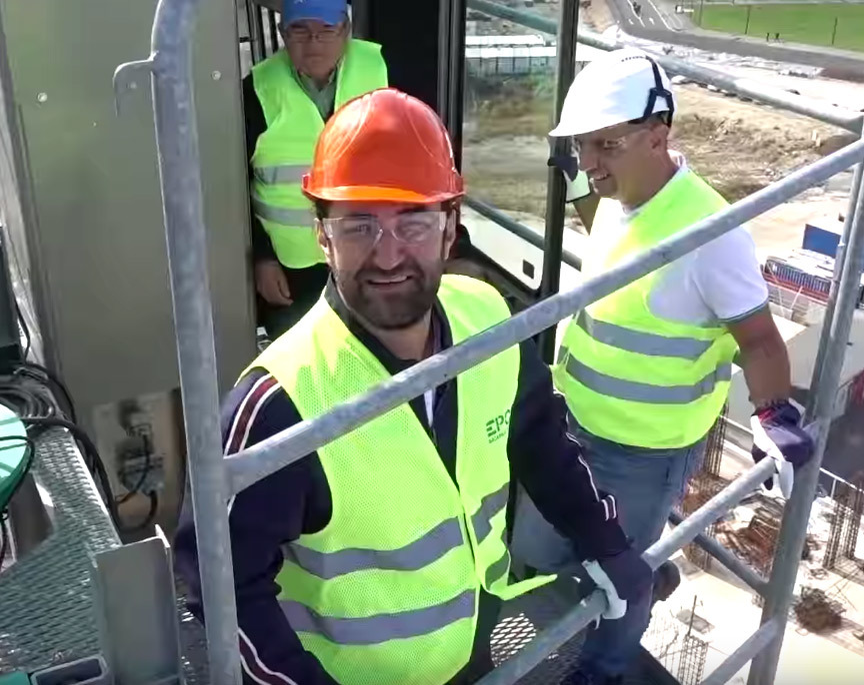 Nu ţi l-ai fi închipuit niciodată pe Smiley macaragiu! Imagini absolut inedite cu solistul ”la înălţime”