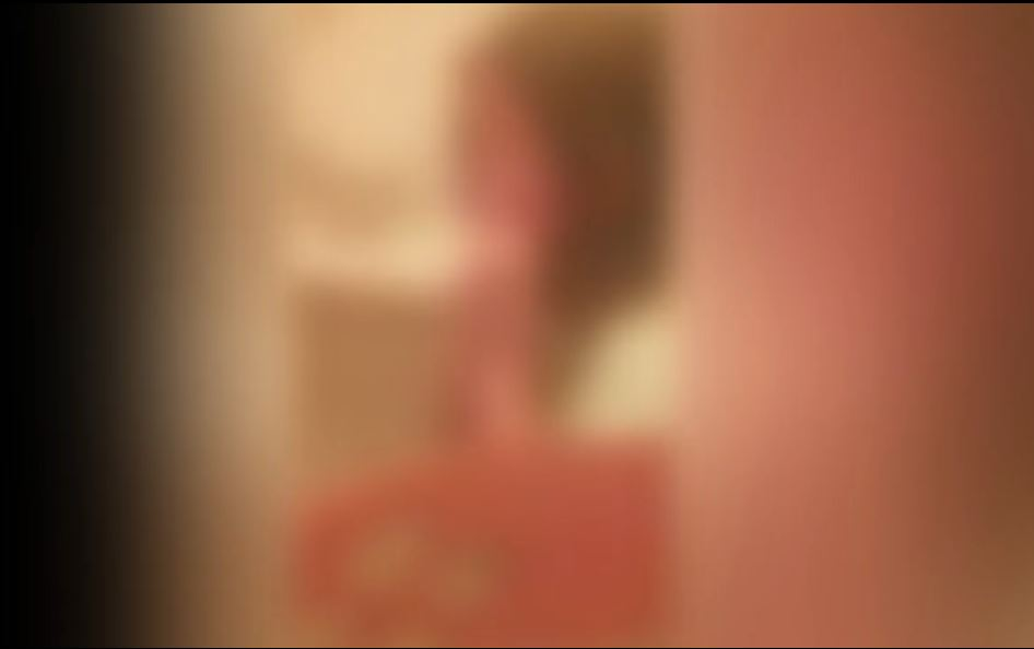 Femeie din Neamț, filmată când își bate fetița de 5 ani cu mătura: ”Mama, te rog!” / ”Te-am zăpăcit!”