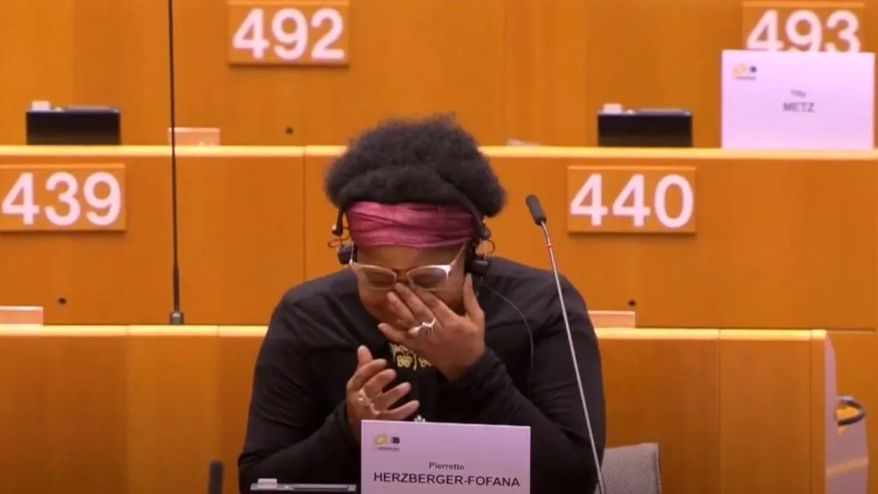 O eurodeputată de culoare a fost agresată de polițiștii din Bruxelles! Pierrette Herzberger-Fofana a povestit totul în Parlamentul European: “A fost o experiență traumatizantă”