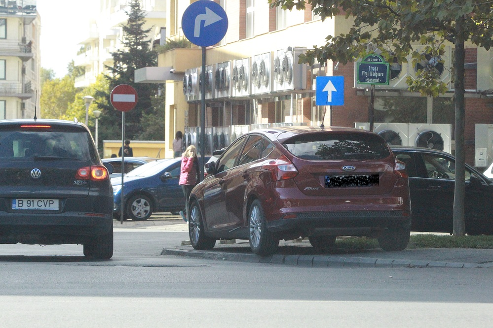 Cosmin Seleși a parcat direct pe trotuar