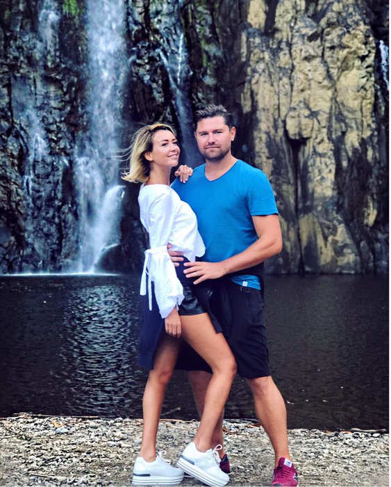 Bianca Drăgușanu, filmată cu iubitul unei cântărețe de la noi. Martorii le-au făcut poze când le-au văzut gesturile apropiate