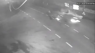 Imagini terifiante! Căruță spulberată de un autoturism! Miraculos cum au scăpat căruțașul și calul, deși au fost loviți în plin VIDEOruta spulberata