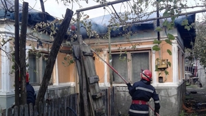 Incendiu violent în Dâmbovița. Trei case au fost cuprinse de flăcări