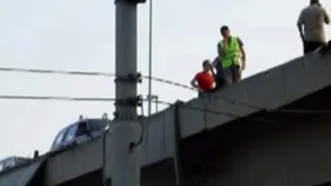 VIDEO Un roman a cazut cu TIR-ul peste o cale ferata din Italia!