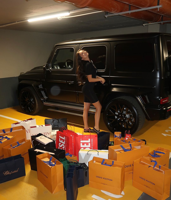 Andreea Bostănică, în maaare dificultate: prinsă amoros între nepotul ex-președintelui din Uzbekistan și Gaddafi junior!  Unu-i cumpără Mercedes și casă, altul o ține pe Dubai!