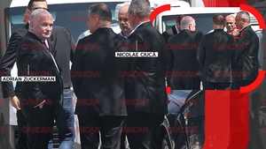 Momentul unic de la înmormântarea miliardarului ”Alexandrion”, cu Nicolae Ciucă și Adrian Zuckerman în prim-plan! L-a aranjat pe fostul premier!