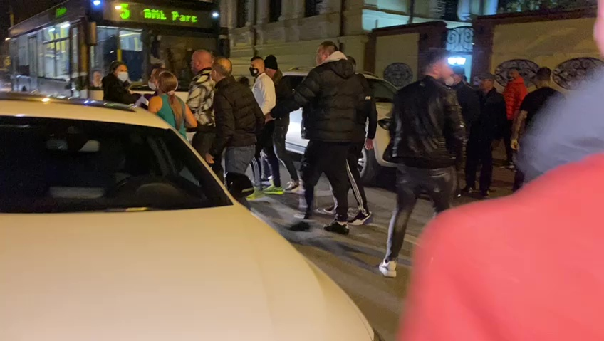 Simpatizanții lui Adrian Mititelu i-au agresat pe jurnaliștii care filmau momentul în care patronul FC U Craiova 1948 era ridicat de Poliție