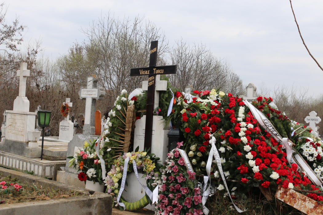 Cei care au dorit să lase un omagiu la mormântul lui Vasile Turcu au depus un număr absolut impresionant de coroane şi flori, majoritatea în culorile alb şi roşu, emblematice pentru Clubul Dinamo, al cărui acţionar a fost pentru o perioadă bună de timp.