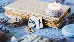 Horoscop rune azi, 28 iulie 2026. Fehu inversată răstoarnă planurile zodiilor. Cine pierde bani și cine scapă la limită