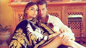 Imagini în premieră mondială. Mădălina Ghenea a ”fugit” doar cu fetiţa în Italia şi... A fost fotografiată la piscină în compania unui ”vopsit”! Relaţia cu Matei Stratan a ajuns într-un punct critic!
