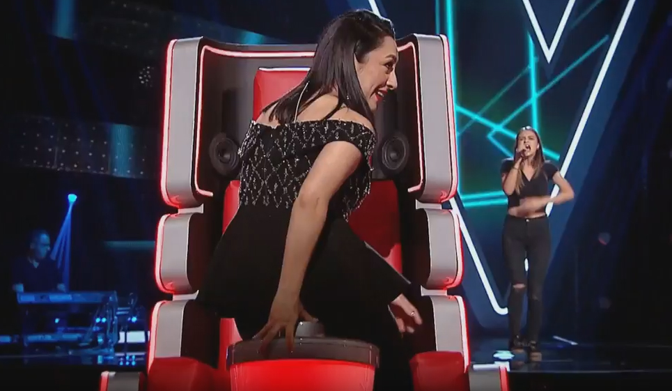 Moment inedit la Vocea României! Andra a apăsat butonul roșu cu…. posteriorul