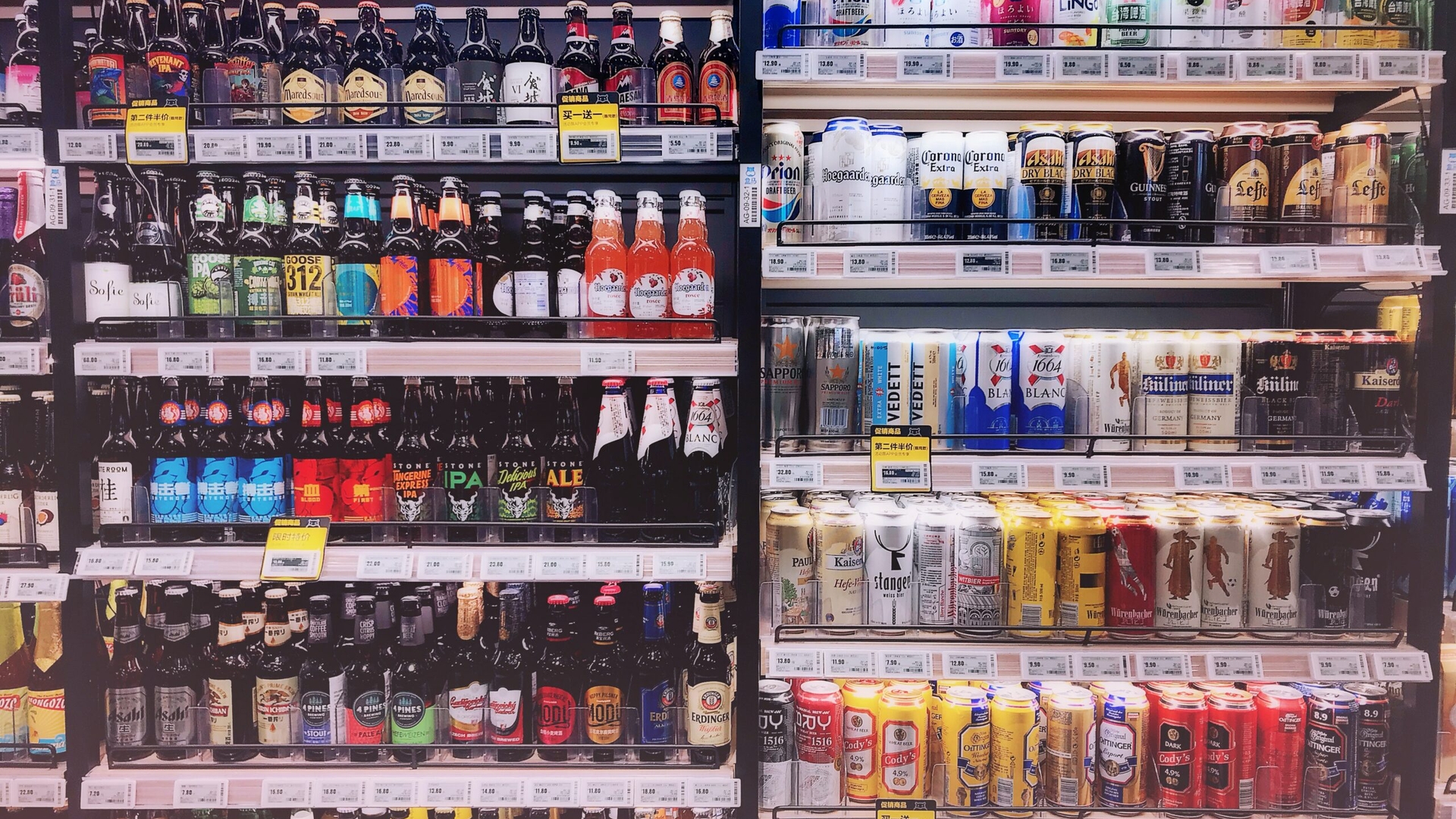 De ce reducerile din supermarket sunt scrise pe carton galben. Răspunsul îl are chiar Oreste Teodorescu