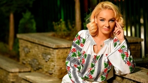 Maria Constantin le-a dat fanilor de gândit, după ce s-a afișat într-o emisiune TV cu o burtică ”suspectă”