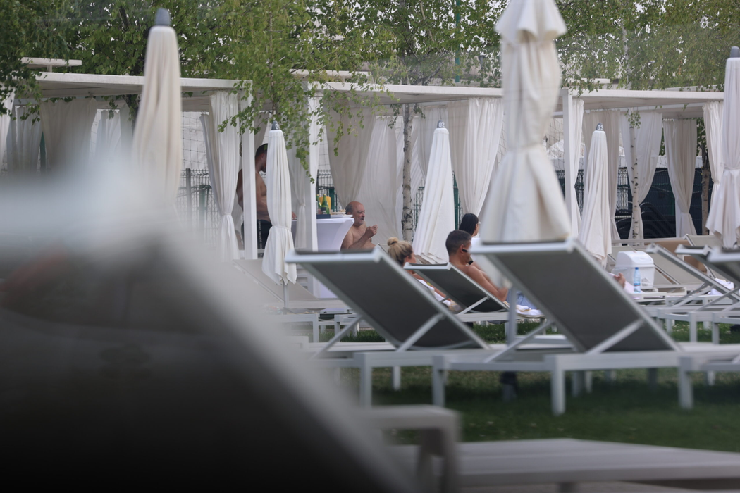Mirela, alături de multimilionarul egiptean, la piscină (Foto: CANCAN.RO)