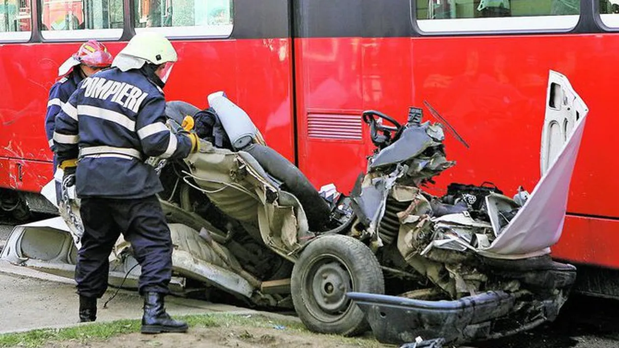 A scapat de moarte ca prin minune: M-am trezit lipitade tabla tramvaiului