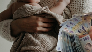 Câți lei câștigă pe oră o bonă, în România? La cât poate să ajungă un salariu lunar, în 2024