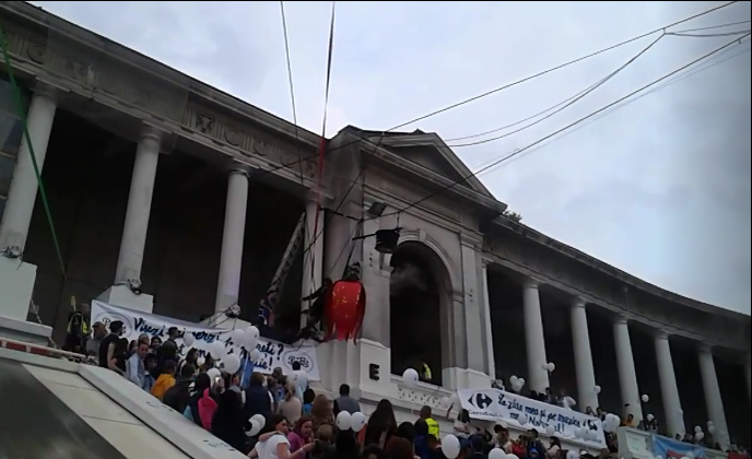 Incident la concertul lui Smiley de la „Arenele Romane”! A iesit fum dintr-un element de decor