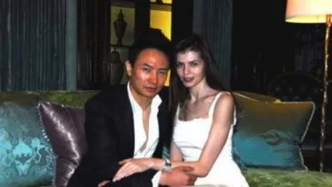 Moni şi Mr. Pink, trataţi regeşte de David Arquette, în noaptea de Revelion! Le-a trimis animatoare şi şampanie la masă!