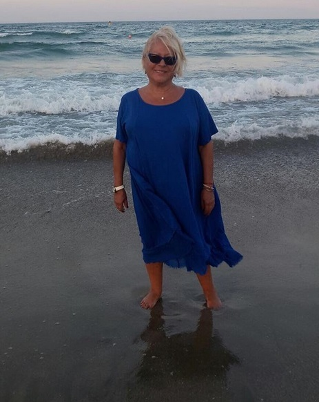 Mirabela Dauer, apariţie de senzaţie pe plajă! Artista a atras toate privirile când şi-a făcut apariţia aşa la 70 de ani