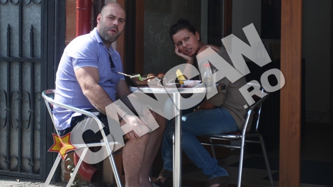 Fostul iubit al Ginei Pistol a invitat o domnisoara la o portie de sushi in plina strada! Nicola are sechestru pe avere, dar se lafaie la restaurante de lux