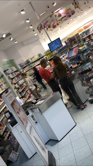 Bot s-a arătat interesat pentru câteva clipe de produsele vizate de iubita lui