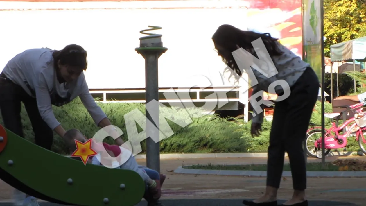 Uite ce bine-i sta Ralucai Lazarut cu un copil in brate!  Stirista s-a dat in topogane cu  fetitele unei prietene