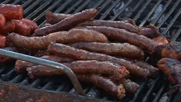 Tragedie la Festivalul Cârnatilor din Plescoi! Un bărbat a murit in văzut tuturor, in timp ce mânca! Un cârnăcior i-a pus capac