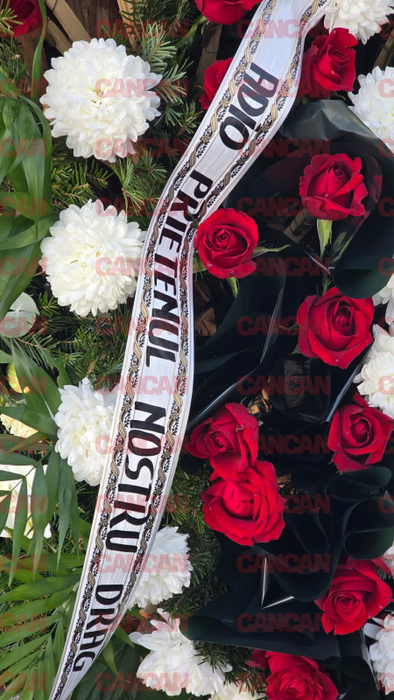 Sfâșietor! Ce scrie pe coroanele funerare aduse de apropiații lui Artan la capela Bisericii Pogorarea Sfântului Duh Titan