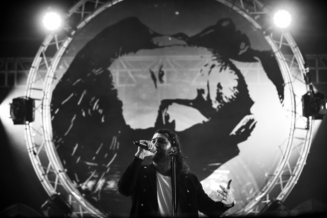 Gina Pistol și-a susținut iubitul împreună cu “socrii ei”! Imagini senzaționale de la concertul lui Smiley de la Arenele Romane