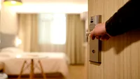 Ce trebuie să faci când intri prima oară într-o cameră de hotel. Secretul pe care puțini români îl cunosc