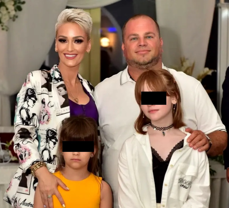 Gabriela Lucuțar, soțul ei Romeo și cele două fete / Foto: Instagram