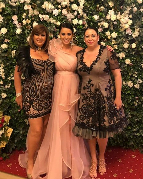 Primele imagini cu Roxana Ciuhulescu în rochie de mireasă! Cum a venit îmbrăcată Oana Roman la nunta vedetei TV