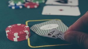 Șantaj pentru o datorie la poker! Polițiștii au intervenit în forță la un apropiat al clanului Caran