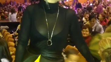 Au salvat aparenţele până în ultimul moment! Zâna a dansat într-o ţinută sexy la concertul de Crăciun al lui Ştefan Bănică Jr.