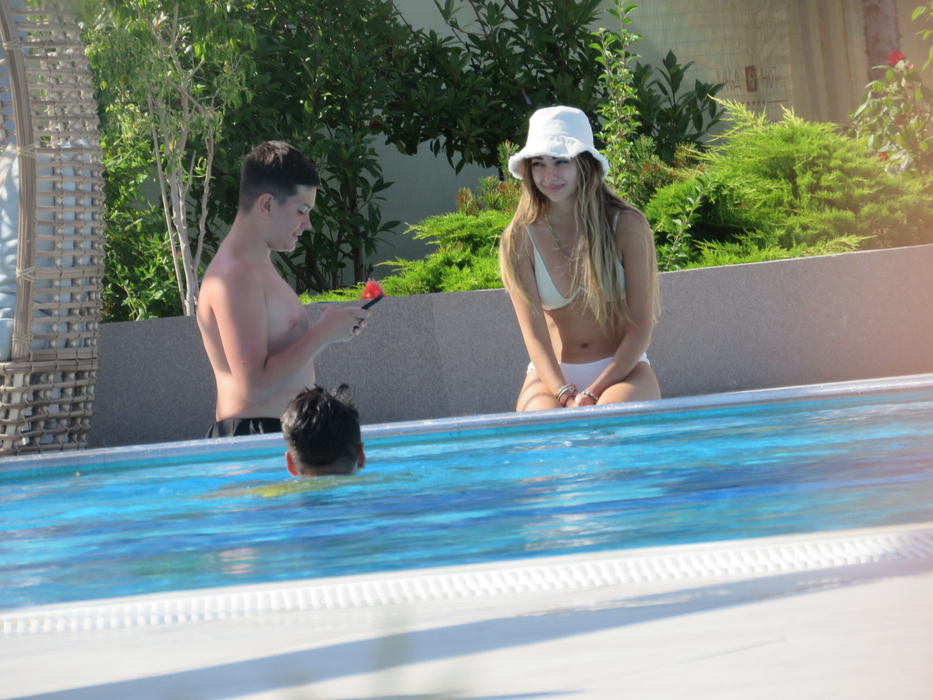 Selly și iubita lui, Smaranda, la piscină