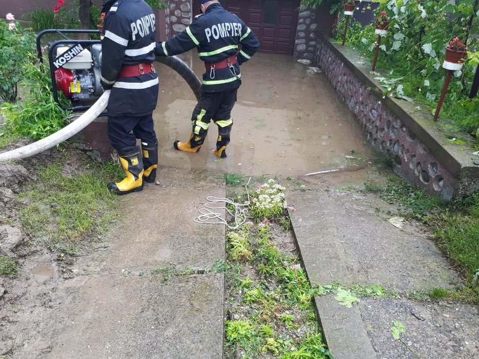 Localnicii din Băbăița, inundați a doua oară în 24 de ore