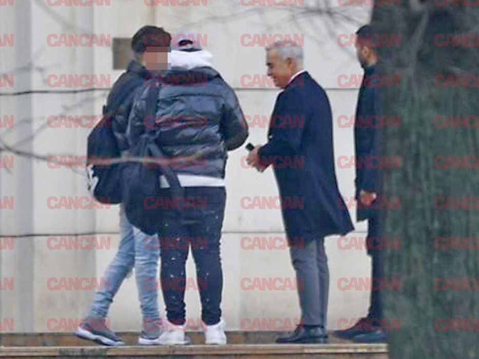 Georgescu a stat de vorbă cu doi tineri şi a făcut fotografii cu ei