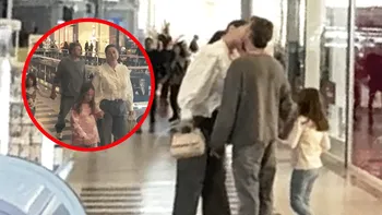 Gabriela Cristea l-a luat de cap și l-a “ventuzat” pe soț în mijlocul mulțimii. Iubire fără rețineri!